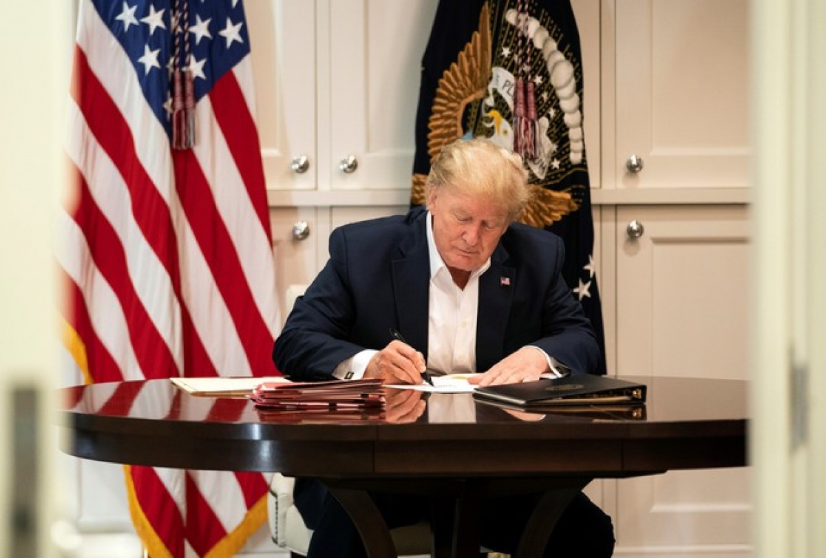 Nhà Trắng công bố hình ảnh Tổng thống Trump làm việc trong bệnh viện - Ảnh 1. Nhà Trắng công bố hình ảnh Tổng thống Trump làm việc trong bệnh viện - Ảnh 1.