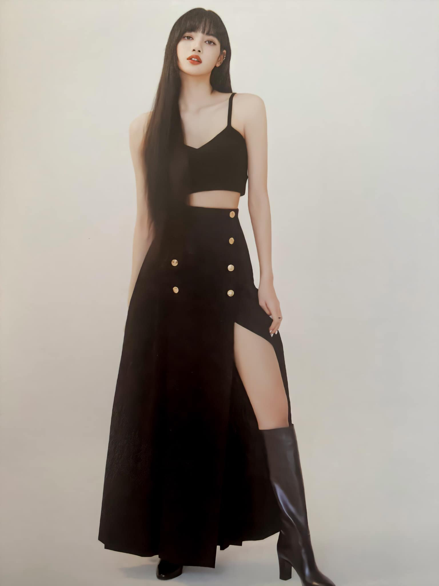 Đẳng cấp đại sứ toàn cầu của Lisa: Diện váy Celine kín bưng mà vẫn tạo dáng tài tình nên sexy hơn hẳn người mẫu hãng - Ảnh 3.