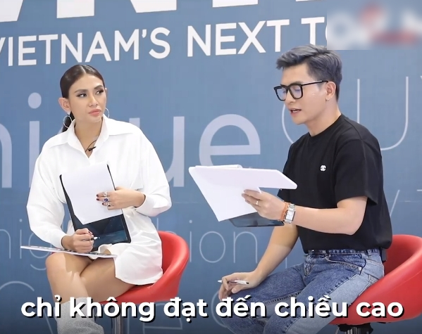 Vietnam's Next Top Model: Thí sinh nam cực điển trai nhưng lại khiến Mâu Thủy khó chịu với màn catwalk mỏ vịt - Ảnh 4. Vietnam’s Next Top Model: Thí sinh nam cực điển trai nhưng lại khiến Mâu Thủy khó chịu với màn catwalk mỏ vịt Vietnam's Next Top Model: Thí sinh nam cực điển trai nhưng lại khiến Mâu Thủy khó chịu với màn catwalk mỏ vịt - Ảnh 4. Vietnam’s Next Top Model: Thí sinh nam cực điển trai nhưng lại khiến Mâu Thủy khó chịu với màn catwalk mỏ vịt