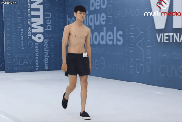 Vietnam's Next Top Model: Thí sinh nam cực điển trai nhưng lại khiến Mâu Thủy khó chịu với màn catwalk mỏ vịt - Ảnh 1. Vietnam’s Next Top Model: Thí sinh nam cực điển trai nhưng lại khiến Mâu Thủy khó chịu với màn catwalk mỏ vịt Vietnam's Next Top Model: Thí sinh nam cực điển trai nhưng lại khiến Mâu Thủy khó chịu với màn catwalk mỏ vịt - Ảnh 1. Vietnam’s Next Top Model: Thí sinh nam cực điển trai nhưng lại khiến Mâu Thủy khó chịu với màn catwalk mỏ vịt