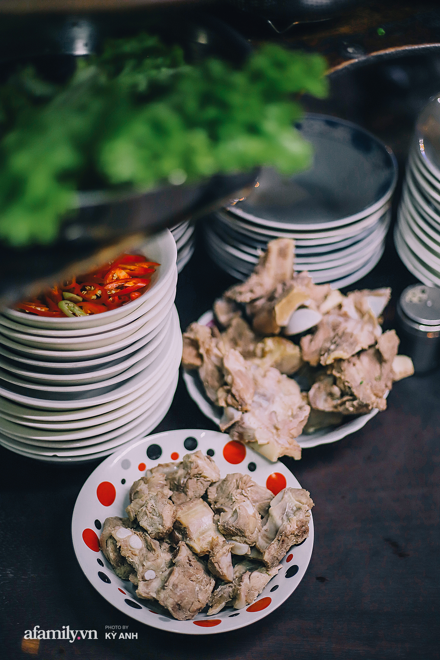 Tiệm mì 60 năm không ngủ của 3 thế hệ người Hoa ở Sài Gòn, mỗi đêm bán 600 vắt mì, 6kg hoành thánh, khách ra vào liên tục 3 người bán không xuể - Ảnh 6. Tiệm mì 60 năm không ngủ của 3 thế hệ người Hoa ở Sài Gòn, mỗi đêm bán 600 vắt mì, 6kg hoành thánh, khách ra vào liên tục 3 người bán không xuể - Ảnh 6.