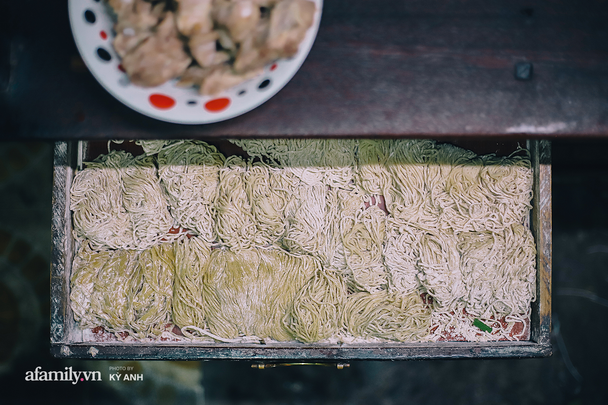 Tiệm mì 60 năm không ngủ của 3 thế hệ người Hoa ở Sài Gòn, mỗi đêm bán 600 vắt mì, 6kg hoành thánh, khách ra vào liên tục 3 người bán không xuể - Ảnh 3.
