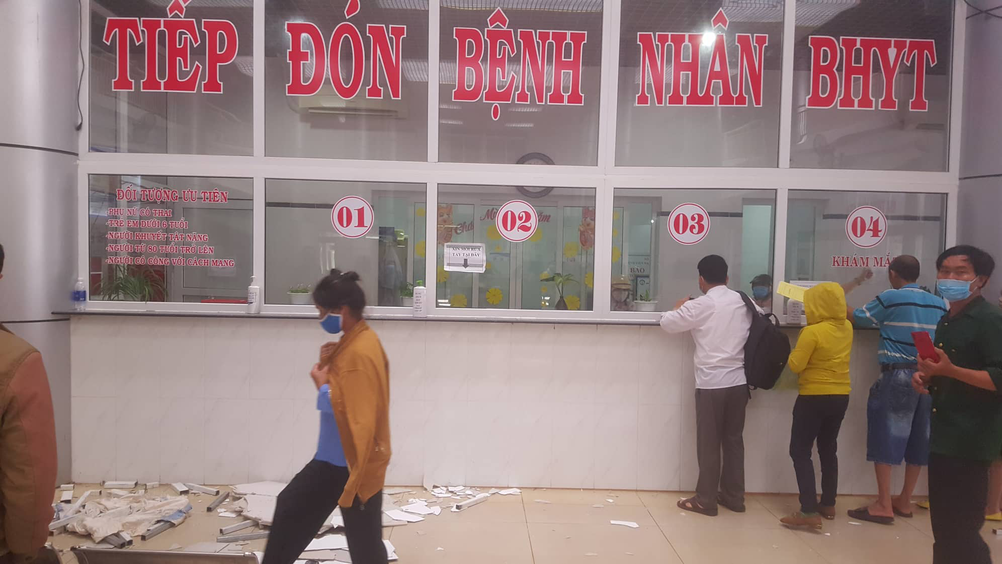 Sập trần bệnh viện ng&agrave;n tỉ, bệnh nh&acirc;n một phen h&uacute; v&iacute;a - Ảnh 2.