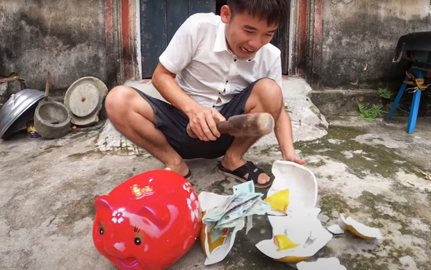 Hưng Vlog nhận án phạt nghiêm khắc 10 triệu đồng từ cơ quan chức năng sau clip dạy cách trộm tiền heo đất - Ảnh 1.