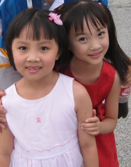 Dương Bái Nghi (trái) và Lâm Diệu Khả. Từ bé đến lớn, cả hai luôn là bạn tốt của nhau.