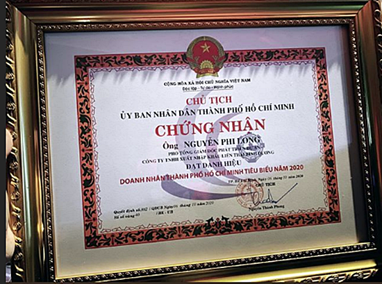 Không thua kém anh trai Phillip, Tiên Nguyễn - Richkid hiếm hoi nhận danh hiệu &quot;Doanh nhân TP.HCM tiêu biểu 2020&quot; khiến nhiều người trầm trồ   - Ảnh 3.