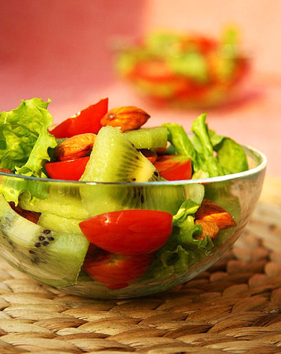 Nếu chị em đã chán ăn rau củ luộc trong mỗi bữa cơm, món salad xanh mướt vừa ngon, vừa bắt mắt này sẽ giúp bạn đổi vị mà chỉ tốn 5 phút chế biến! - Ảnh 1.