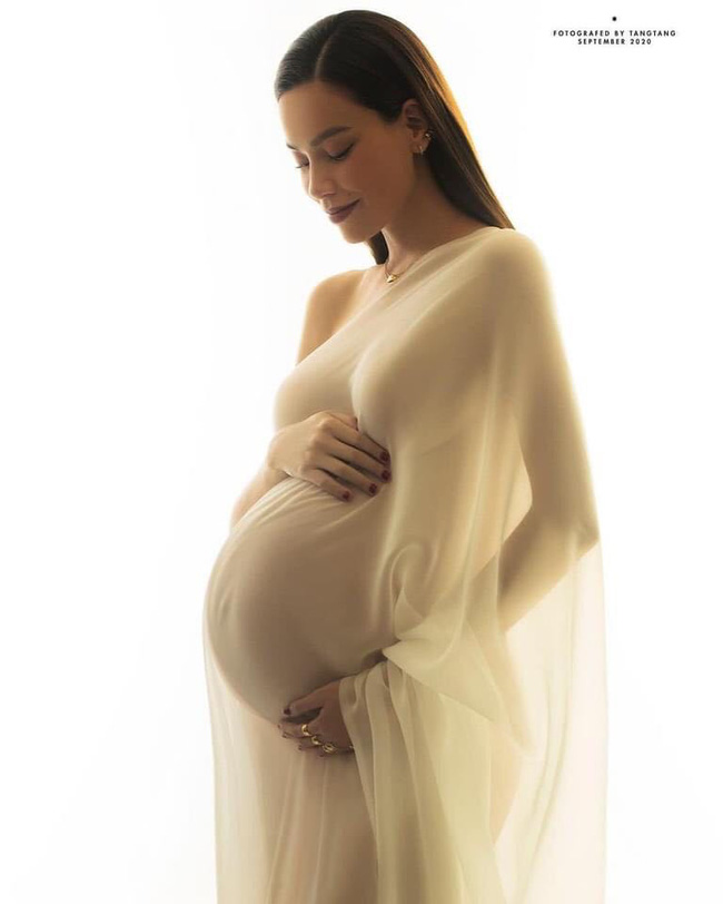 Hồ Ngọc Hà vừa chính thức công khai mang thai, Kim Lý lập tức khoe khoảnh khắc âu yếm bụng bầu của bạn gái - Ảnh 2.