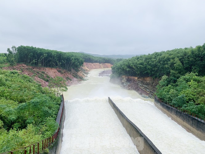 Hàng chục người bất chấp hồ xả lũ vẫn săn bắt cá dưới dòng nước xiết - Ảnh 2. Hàng chục người bất chấp hồ xả lũ vẫn săn bắt cá dưới dòng nước xiết - Ảnh 2.