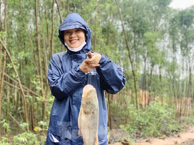 Hàng chục người bất chấp hồ xả lũ vẫn săn bắt cá dưới dòng nước xiết - Ảnh 20. Hàng chục người bất chấp hồ xả lũ vẫn săn bắt cá dưới dòng nước xiết - Ảnh 20.