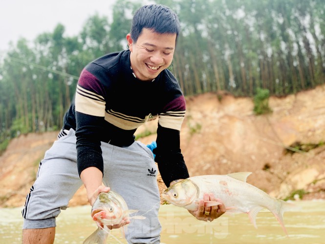 Hàng chục người bất chấp hồ xả lũ vẫn săn bắt cá dưới dòng nước xiết - Ảnh 10. Hàng chục người bất chấp hồ xả lũ vẫn săn bắt cá dưới dòng nước xiết - Ảnh 10.