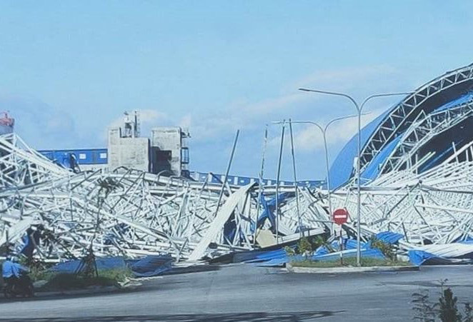 Sập nhà xưởng làm 5 công nhân thương vong - Ảnh 1. Sập nhà xưởng làm 5 công nhân thương vong - Ảnh 1.
