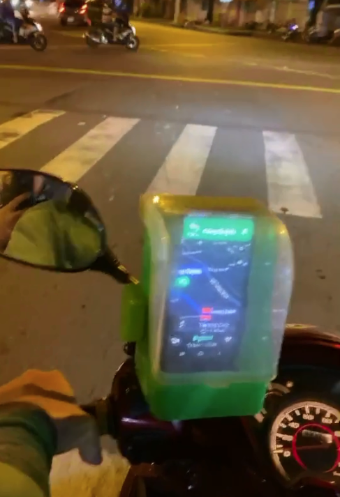 Sáng tạo bá đạo chống cướp giật của anh xe ôm công nghệ ở Sài Gòn, dùng món đồ &quot;đồng nát&quot; này để bảo vệ điện thoại - Ảnh 2.