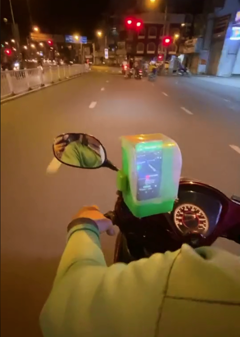 Sáng tạo bá đạo chống cướp giật của anh xe ôm công nghệ ở Sài Gòn, dùng món đồ &quot;đồng nát&quot; này để bảo vệ điện thoại - Ảnh 1.