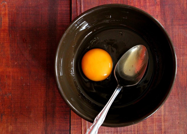 Đắp mặt nạ mật ong trứng g&agrave;: Chuy&ecirc;n gia cảnh b&aacute;o cẩn thận "lợn l&agrave;nh th&agrave;nh lợn qu&egrave;" - Ảnh 1.