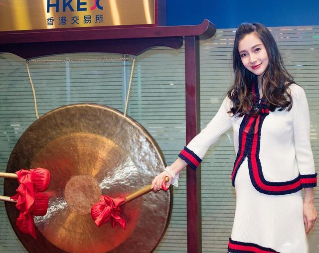 Khoảnh khắc mỹ nhân Hoa ngữ lộ bụng bầu vượt mặt: Angelababy, Dương Mịch vẫn xinh đẹp ngút ngàn chỉ có người này gây sốc vì ngoại hình xuống dốc - Ảnh 3. Khoảnh khắc mỹ nhân Hoa ngữ lộ bụng bầu vượt mặt: Angelababy, Dương Mịch vẫn xinh đẹp ngút ngàn chỉ có người này gây sốc vì ngoại hình xuống dốc - Ảnh 3.