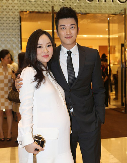 Khoảnh khắc mỹ nhân Hoa ngữ lộ bụng bầu vượt mặt: Angelababy, Dương Mịch vẫn xinh đẹp ngút ngàn chỉ có người này gây sốc vì ngoại hình xuống dốc - Ảnh 7. Khoảnh khắc mỹ nhân Hoa ngữ lộ bụng bầu vượt mặt: Angelababy, Dương Mịch vẫn xinh đẹp ngút ngàn chỉ có người này gây sốc vì ngoại hình xuống dốc - Ảnh 7.