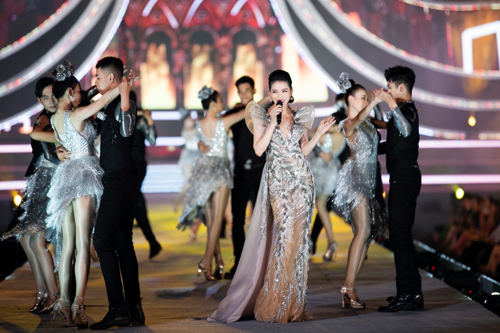 Để lại sau lưng loạt lùm xùm ly hôn, Lệ Quyên khoe eo thon, thăng hoa trên sân khấu Hoa hậu Việt Nam Để lại sau lưng loạt lùm xùm ly hôn, Lệ Quyên khoe eo thon, thăng hoa trên sân khấu Hoa hậu Việt Nam