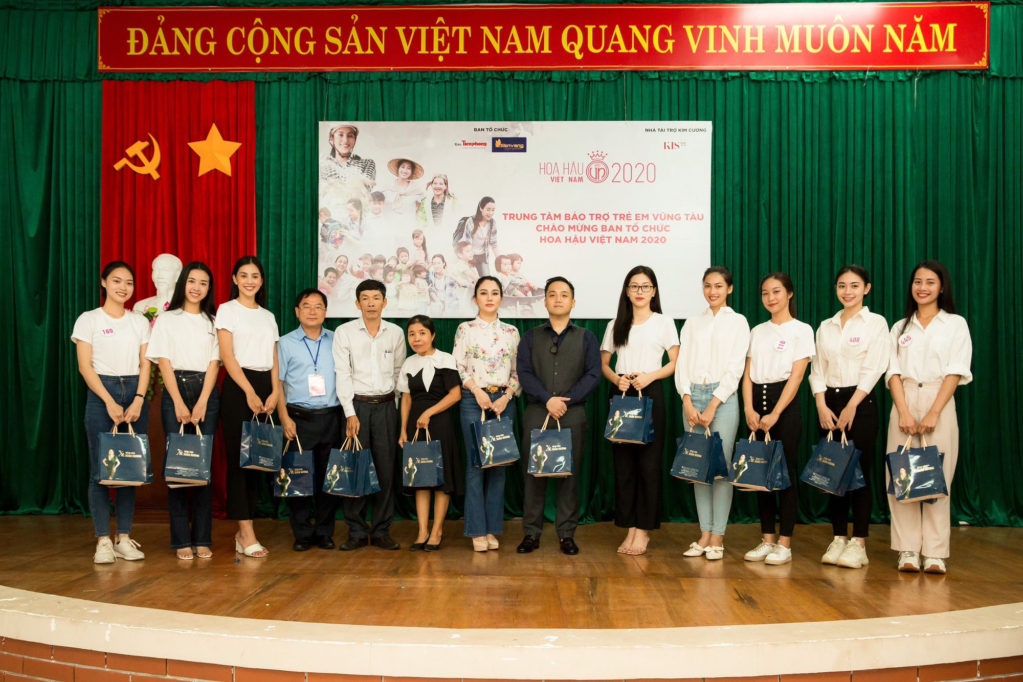 Cố vấn sắc đẹp Xuân Hương tham gia từ thiện cùng top 3 Hoa hậu Việt Nam 2018 - Ảnh 1.