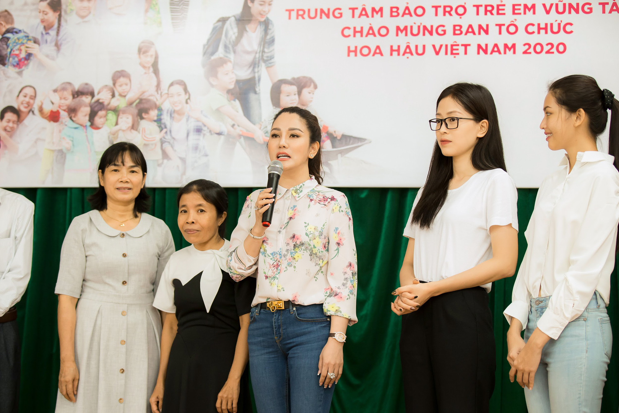 Cố vấn sắc đẹp Xuân Hương tham gia từ thiện cùng top 3 Hoa hậu Việt Nam 2018 - Ảnh 2.