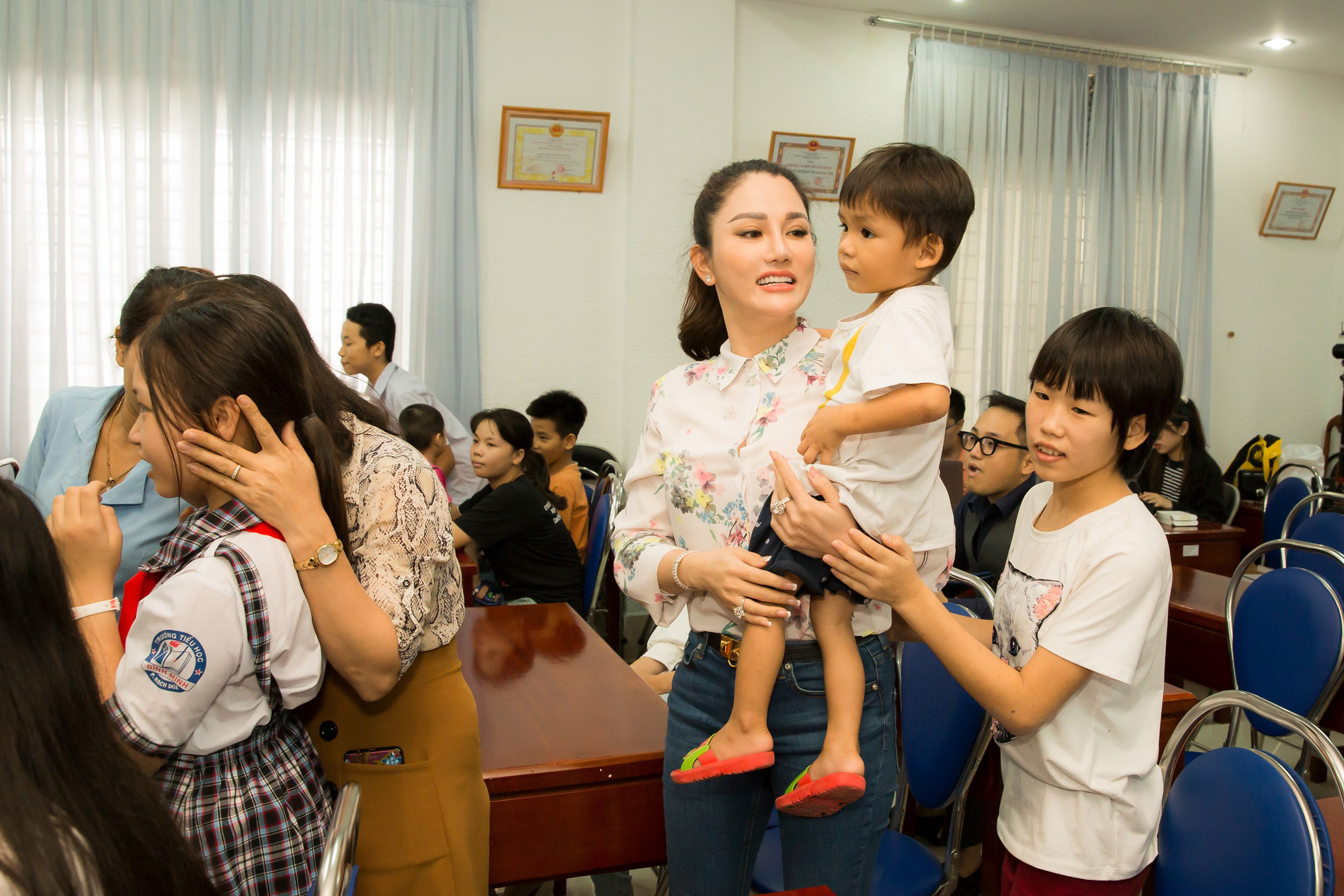 Cố vấn sắc đẹp Xuân Hương tham gia từ thiện cùng top 3 Hoa hậu Việt Nam 2018 - Ảnh 4. Cố vấn sắc đẹp Xuân Hương tham gia từ thiện cùng top 3 Hoa hậu Việt Nam 2018 - Ảnh 4.