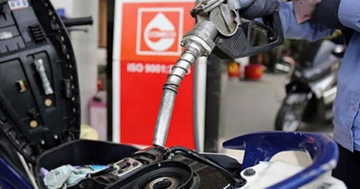 Gi&aacute; xăng, dầu đồng loạt giảm mạnh - Ảnh 1.
