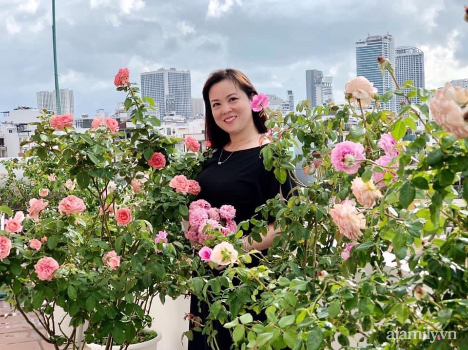Ngày 20/11 ghé thăm vườn hồng ngát hương dịu dàng khoe sắc trên sân thượng của cô giáo dạy Văn ở Nha Trang - Ảnh 6.