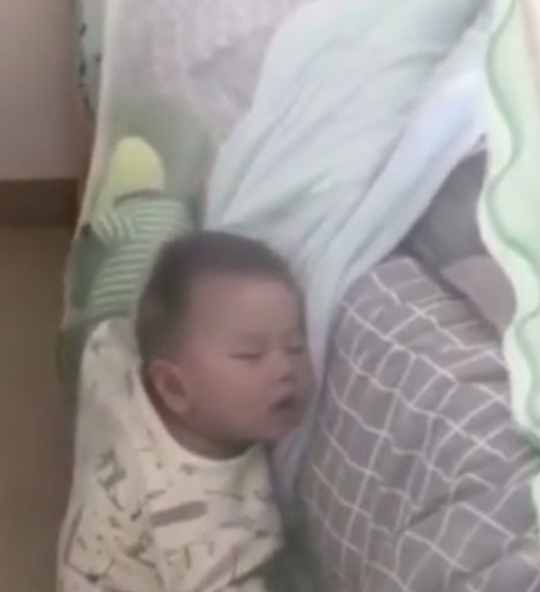 Tối gối tay bố ngủ ngon lành, nửa đêm tỉnh dậy ông bố tá hỏa tìm khắp giường không biết con đâu - Ảnh 1. Tối gối tay bố ngủ ngon lành, nửa đêm tỉnh dậy ông bố tá hỏa tìm khắp giường không biết con đâu - Ảnh 1.
