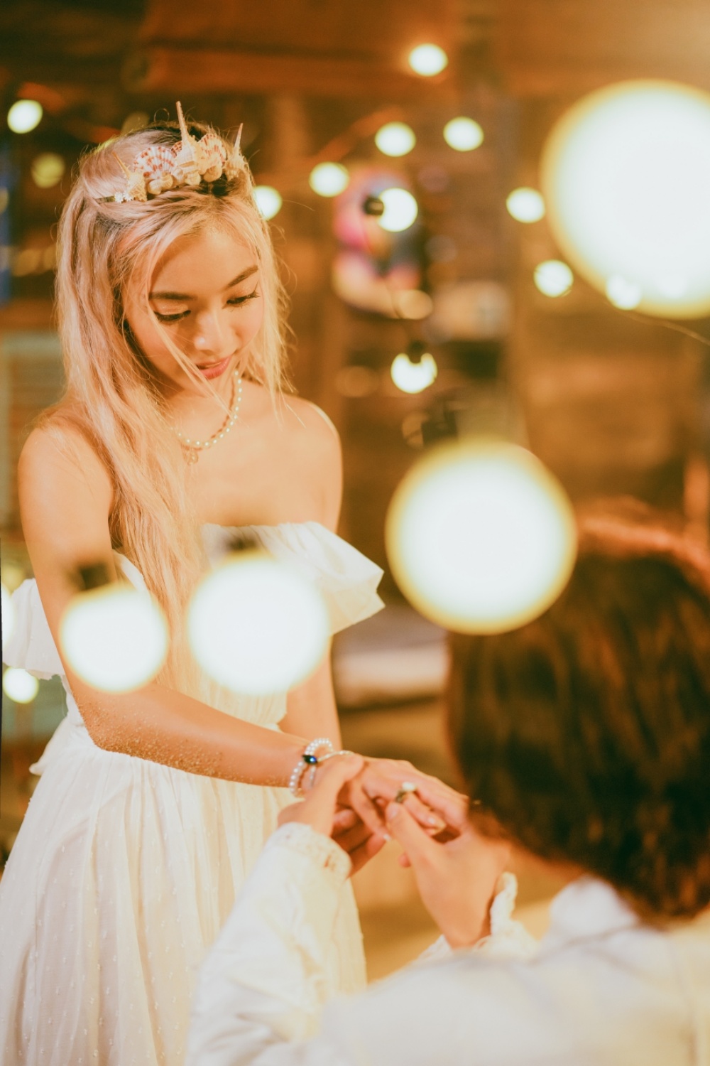 Gin Tuấn Kiệt gây bất ngờ với hình ảnh lãng tử kết duyên cùng “cô dâu” Katleen Phan Võ Gin Tuấn Kiệt gây bất ngờ với hình ảnh lãng tử kết duyên cùng “cô dâu” Katleen Phan Võ