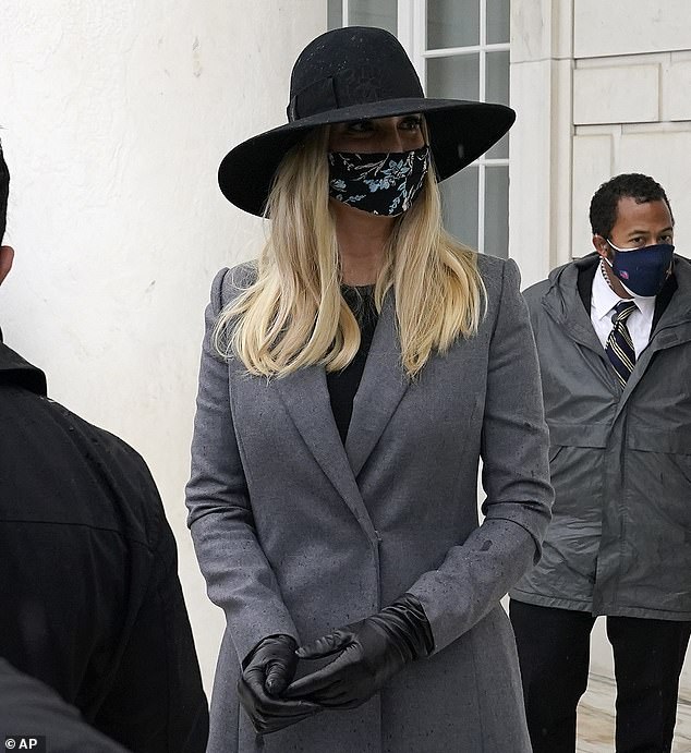 Ivanka Trump và Đệ nhất phu nhân Mỹ lần đầu tiên xuất hiện công khai cùng với ông Donald Trump sau khi nhận kết quả bầu cử - Ảnh 1.