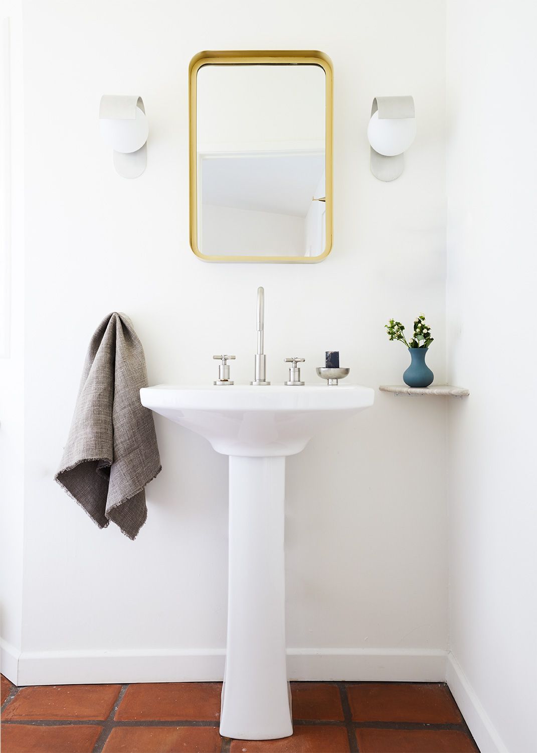 Tips to make a small bathroom more open and spacious - Photo 8.