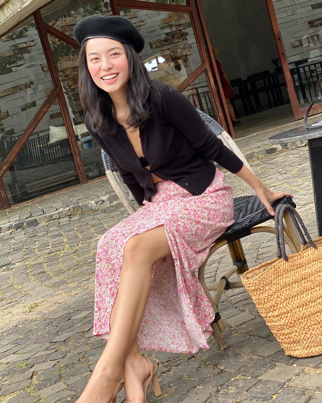 Cô nàng "bản sao Hà Tăng" có 12 cách diện váy áo hoa xinh ngây ngất, trời còn nắng ấm thì chị em còn "quẩy" theo tới bến được - Ảnh 2. Cô nàng "bản sao Hà Tăng" có 12 cách diện váy áo hoa xinh ngây ngất, trời còn nắng ấm thì chị em còn "quẩy" theo tới bến được - Ảnh 2.
