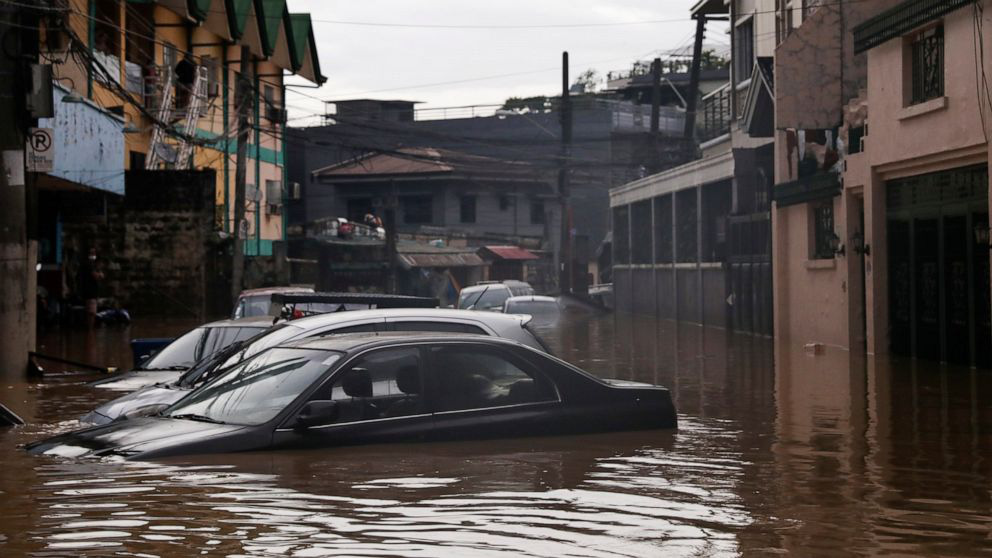 Philippines phải dùng cả xe đổ bộ tấn công để cứu hộ trong bão Vamco - Ảnh 1.