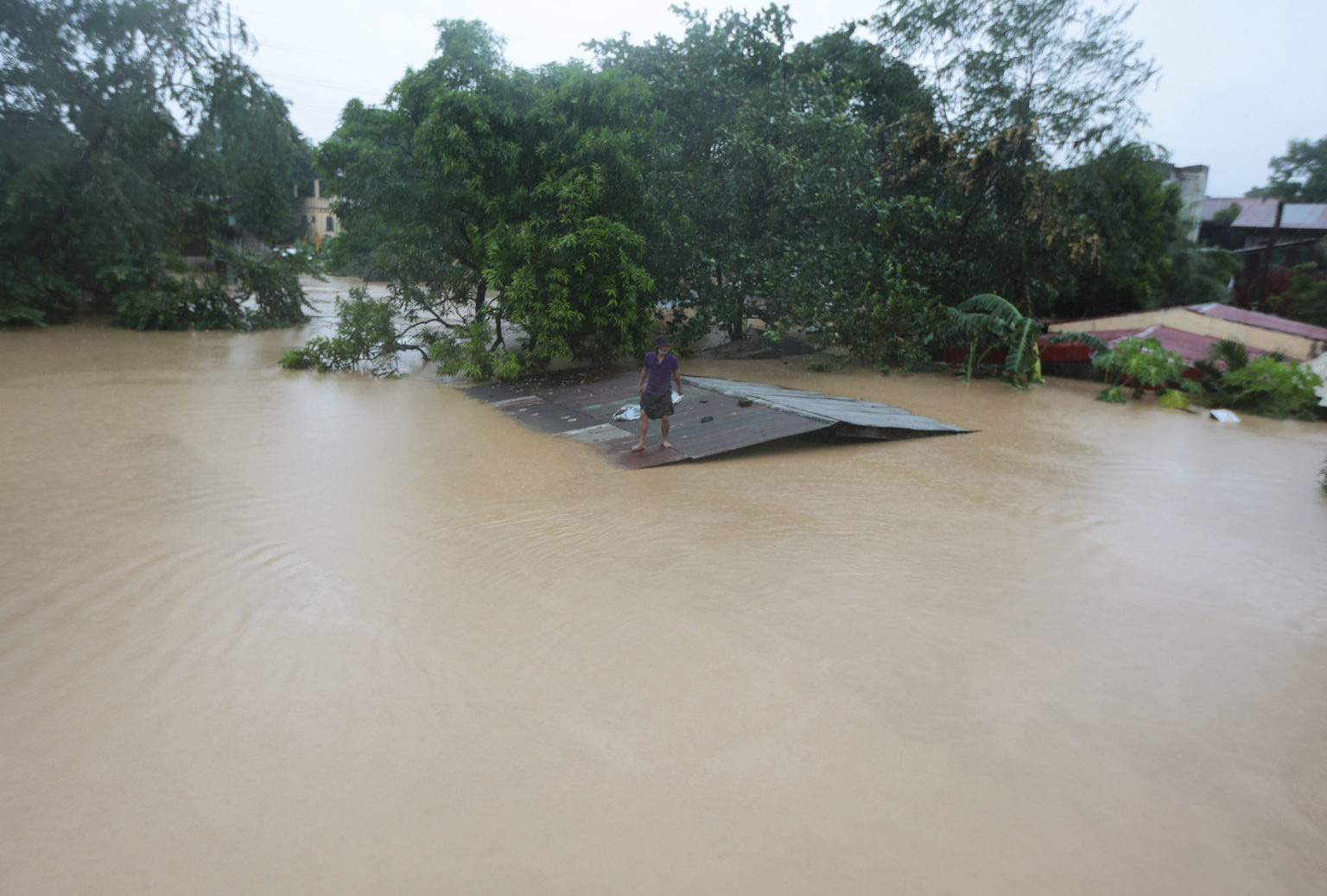 Philippines phải dùng cả xe đổ bộ tấn công để cứu hộ trong bão Vamco - Ảnh 2.