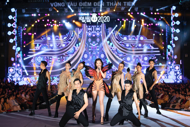 Không chỉ mặc chiếc váy "rất kỳ", Chi Pu còn hát thều thào, chẳng nghe rõ lời trên sân khấu Hoa hậu Việt Nam - Ảnh 4. Không chỉ mặc chiếc váy “rất kỳ”, Chi Pu còn hát thều thào không nghe rõ lời trên sân khấu Hoa hậu Việt Nam Không chỉ mặc chiếc váy "rất kỳ", Chi Pu còn hát thều thào, chẳng nghe rõ lời trên sân khấu Hoa hậu Việt Nam - Ảnh 4. Không chỉ mặc chiếc váy “rất kỳ”, Chi Pu còn hát thều thào không nghe rõ lời trên sân khấu Hoa hậu Việt Nam