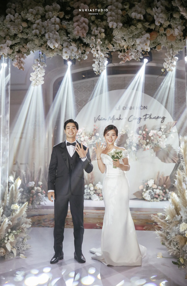 Trước thềm hôn lễ tại địa điểm siêu sang, Công Phượng xuất hiện bên cạnh vợ với chi tiết `` hack chiều cao '' đỉnh điểm, lộ hàng là khách VIP đầu tiên - Ảnh 8. Trước thềm hôn lễ tại địa điểm siêu sang, Công Phượng xuất hiện bên cạnh vợ với chi tiết `` hack chiều cao '' đỉnh điểm, lộ hàng là khách VIP đầu tiên - Ảnh 8.