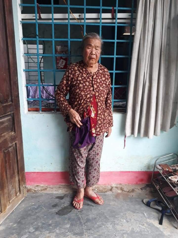 Bắt kẻ đi ôtô cứu trợ miền Trung lừa cụ bà 83 tuổi lấy vàng và 6,5 triệu đồng - Ảnh 2. Bắt kẻ đi ôtô cứu trợ miền Trung lừa cụ bà 83 tuổi lấy vàng và 6,5 triệu đồng - Ảnh 2.