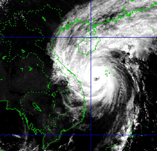 Sáng mai 15-11, bão số 13 đổ bộ từ Hà Tĩnh đến Quảng Nam - Ảnh 2.