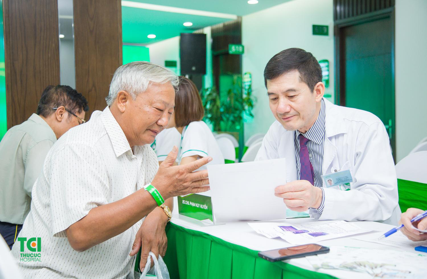 Chữa sỏi thận tại nhà - đã không khỏi lại còn rước thêm họa - Ảnh 3. Chữa sỏi thận tại nhà - đã không khỏi lại còn rước thêm họa - Ảnh 3.