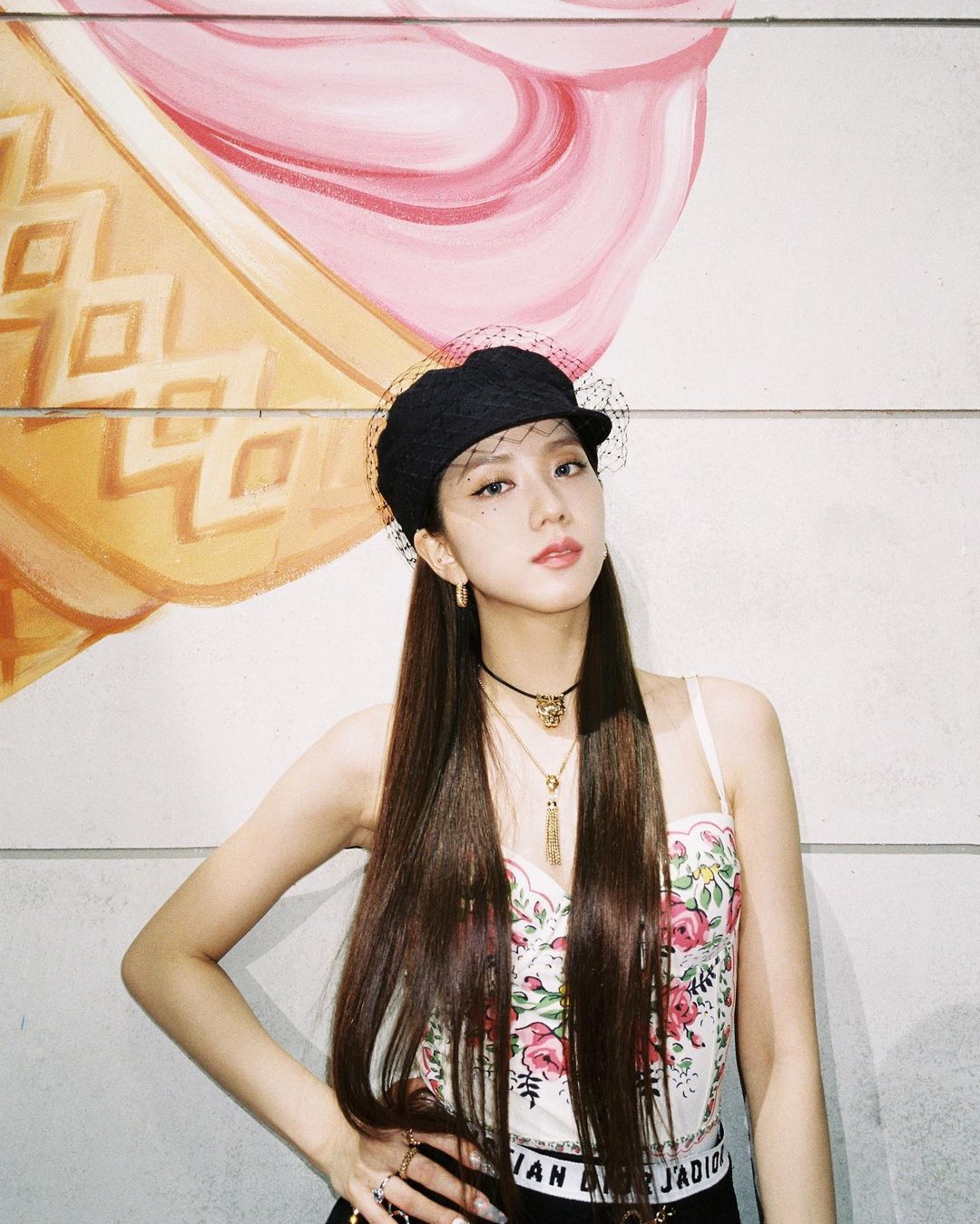 Jisoo sexy, Yoona lại đơn giản và cá tính khi cùng đụng mũ hàng hiệu 18 triệu - Ảnh 1. Jisoo sexy, Yoona lại đơn giản và cá tính khi cùng đụng mũ hàng hiệu 18 triệu - Ảnh 1.