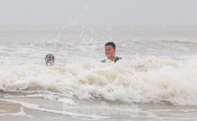 Biển động sóng cao phủ đầu, người dân Đà Nẵng vẫn liều mình tắm biển sau bão - Ảnh 8.