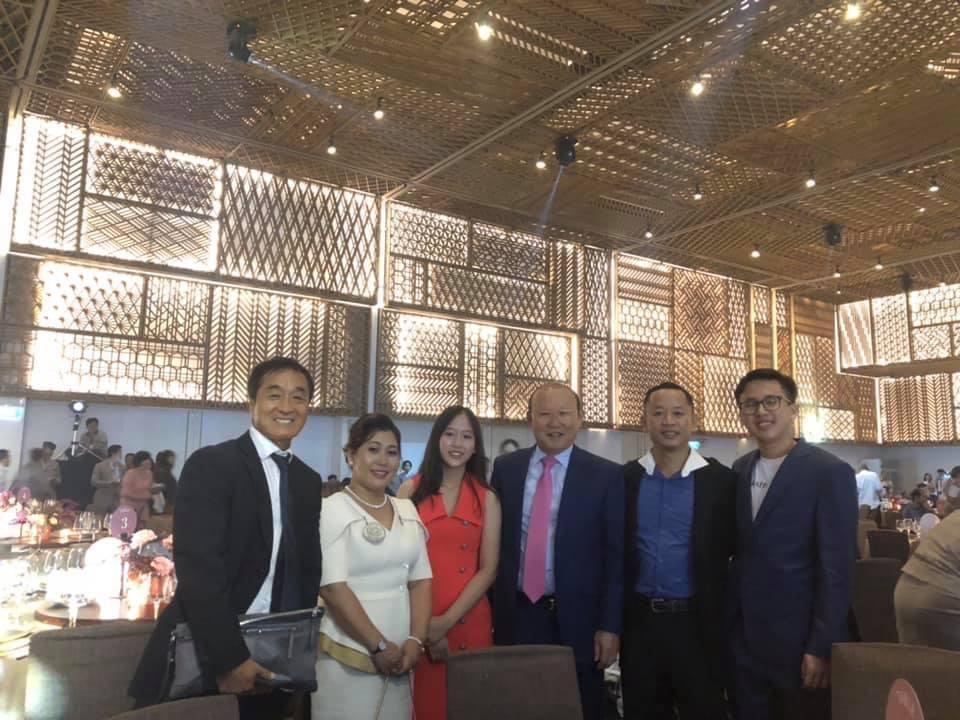 Cập nhật đám cưới Công Phượng - Viên Minh: Cô dâu, chú rể đi từng bàn mời rượu khách, vẻ mặt hạnh phúc rạng ngời - Ảnh 1.