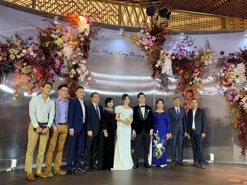 Cập nhật đám cưới Công Phượng - Viên Minh: Cô dâu, chú rể đi từng bàn mời rượu khách, vẻ mặt hạnh phúc rạng ngời - Ảnh 7.