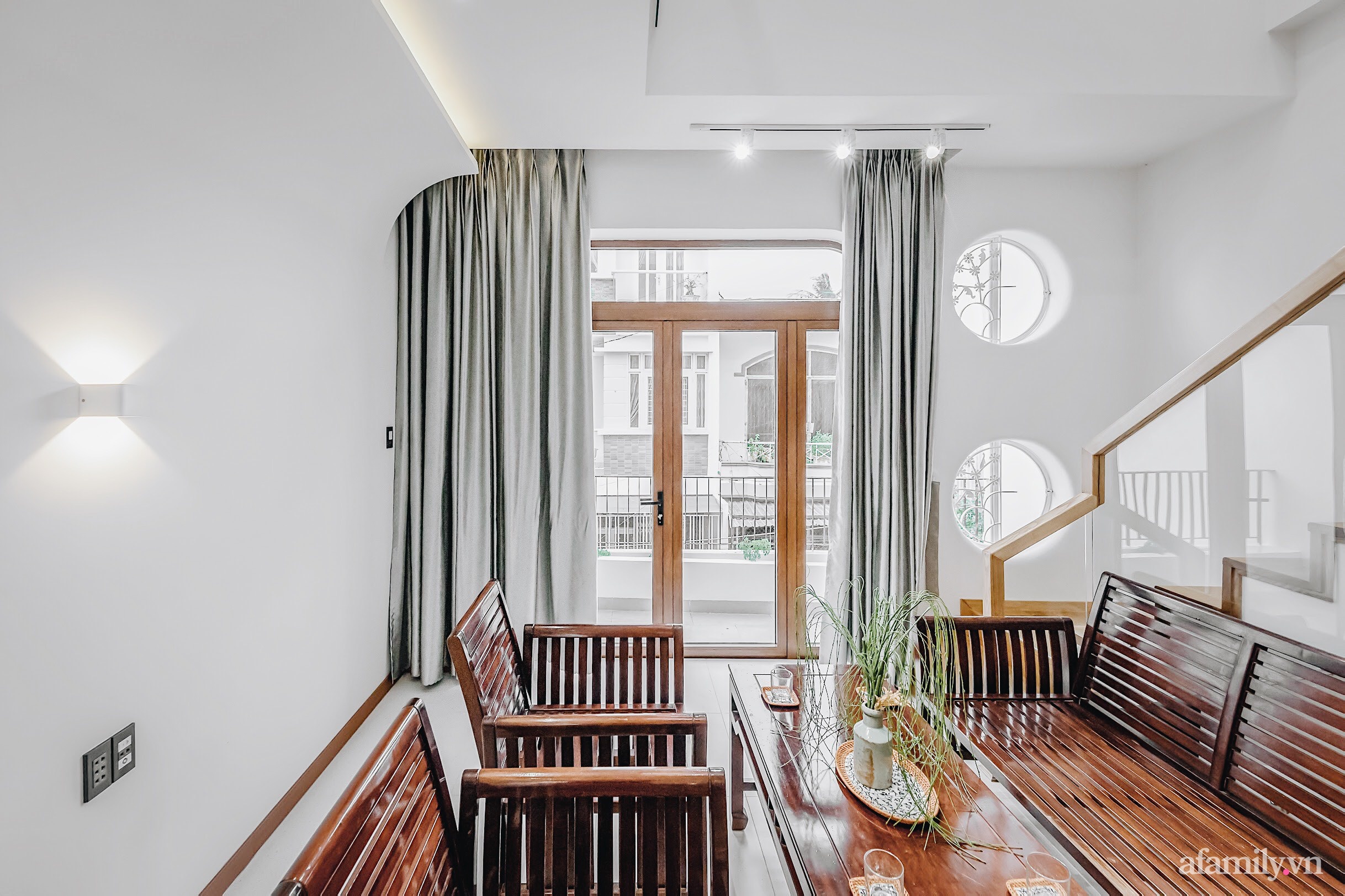 Căn nhà màu trắng đón nắng ngập tràn theo phong cách tối giản có chi phí gần 3 tỷ đồng của con trai xây tặng bố mẹ ở Nha Trang - Ảnh 24.