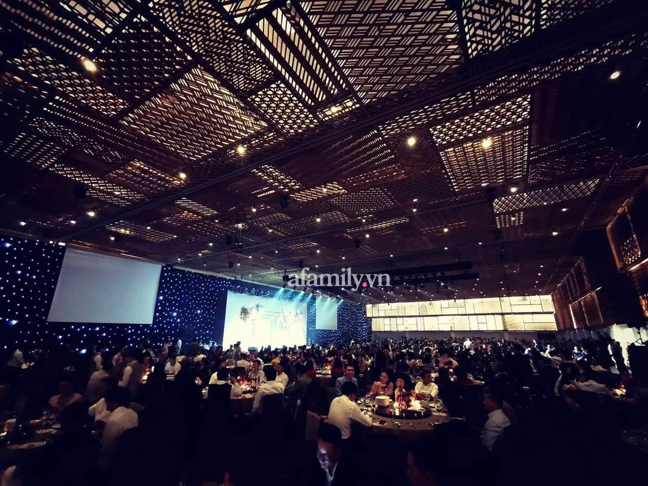 Cập nhật đám cưới Công Phượng - Viên Minh: Cô dâu, chú rể rạng ngời bên dàn "khách VIP" toàn người nổi tiếng, những nghệ sĩ đầu tiên xuất hiện - Ảnh 3.