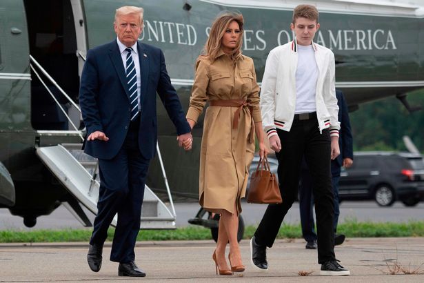 Thói quen thường xuyên của &quot;Hoàng tử Nhà Trắng&quot; Barron Trump khi đi cùng bố mẹ suốt 4 năm qua mà không mấy ai để ý tới df - Ảnh 9.