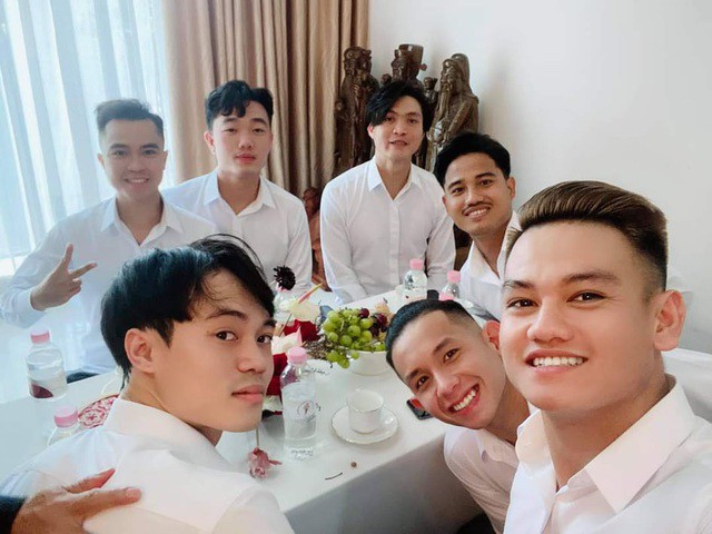 Soi nhan sắc đáng bất ngờ của 2 hot girl bê tráp đám cưới Công Phượng - Viên Minh: Người là hot girl của FAP TV, người từng xuất hiện tại chương trình Én Vàng - Ảnh 2. Soi nhan sắc đáng bất ngờ của 2 hot girl bê tráp đám cưới Công Phượng - Viên Minh: Người là hot girl của FAP TV, người từng xuất hiện tại chương trình Én Vàng - Ảnh 2.