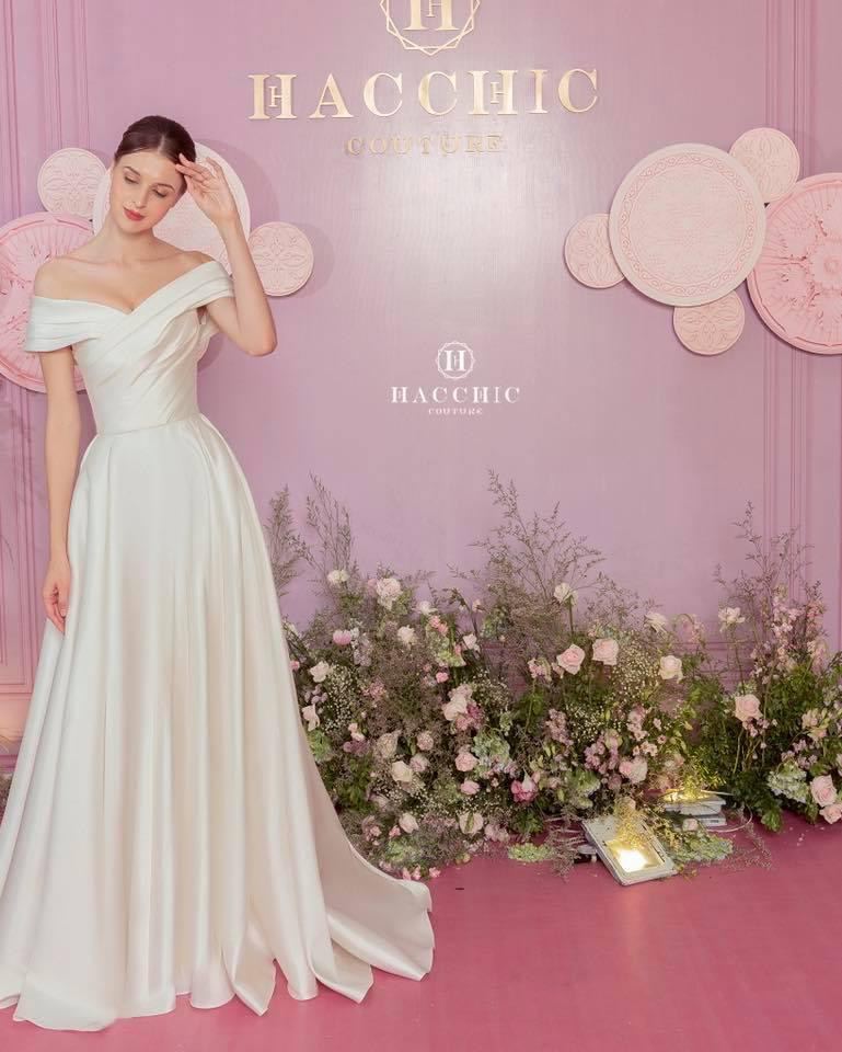 Điểm 10 hoàn mỹ dành cho bộ váy cưới của vợ Công Phượng Thiết kế trễ vai  nhẹ nhàng nhưng bất ngờ nhất là giá thuê 35 triệu