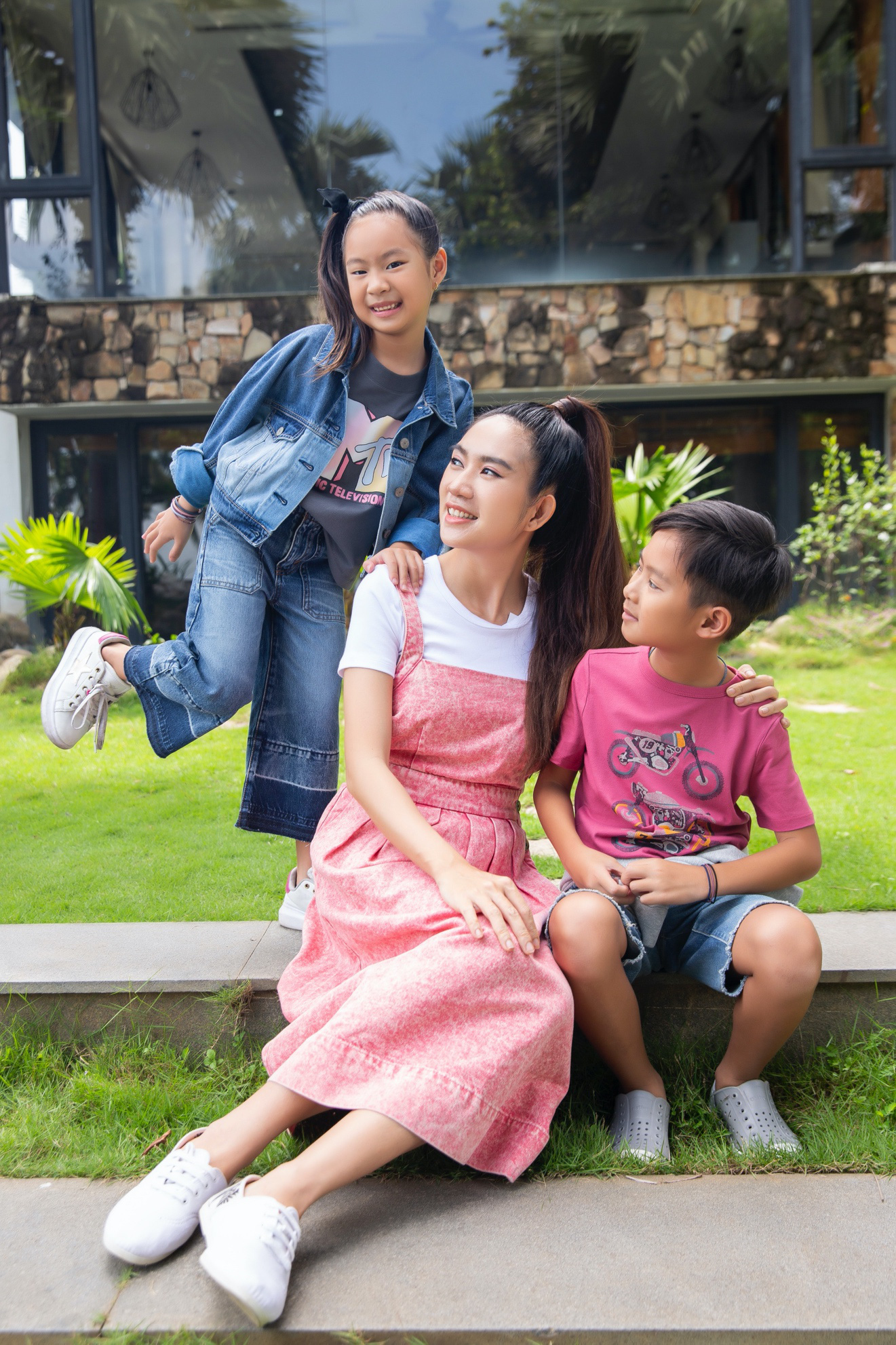Vợ chồng L&yacute; Hải - Minh H&agrave; c&ugrave;ng 4 nh&oacute;c t&igrave; xuất hiện như fashionista trong BST Holiday của GAP - Ảnh 3.