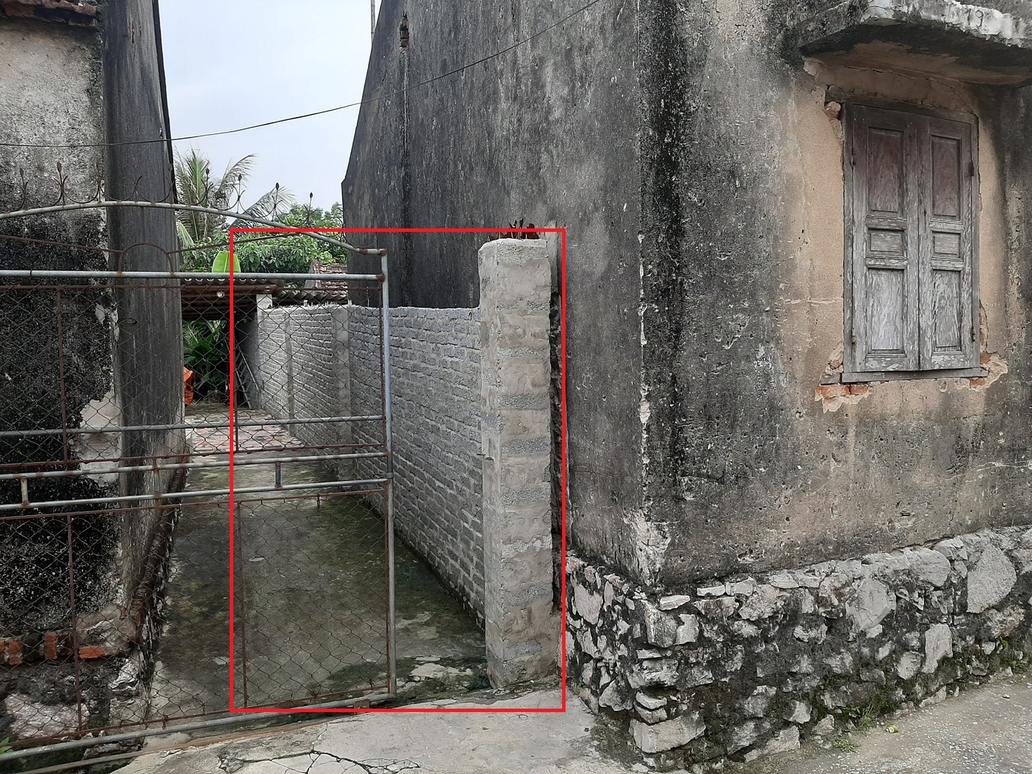 Chính quyền đã mở đường vào nhà cho cụ 62 tuổi bị hàng xóm chặn lối đi - Ảnh 2. Chính quyền đã mở đường vào nhà cho cụ 62 tuổi bị hàng xóm chặn lối đi - Ảnh 2.